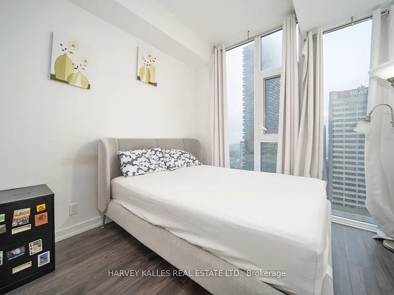 33 Helendale Ave #2607 — Photo 17