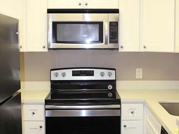 3rd image of 2027 SE 10th Ave APT 711