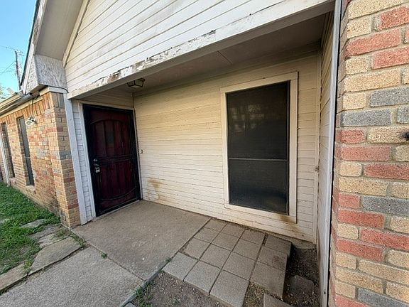 4th image of 2525 W Oakdale Rd