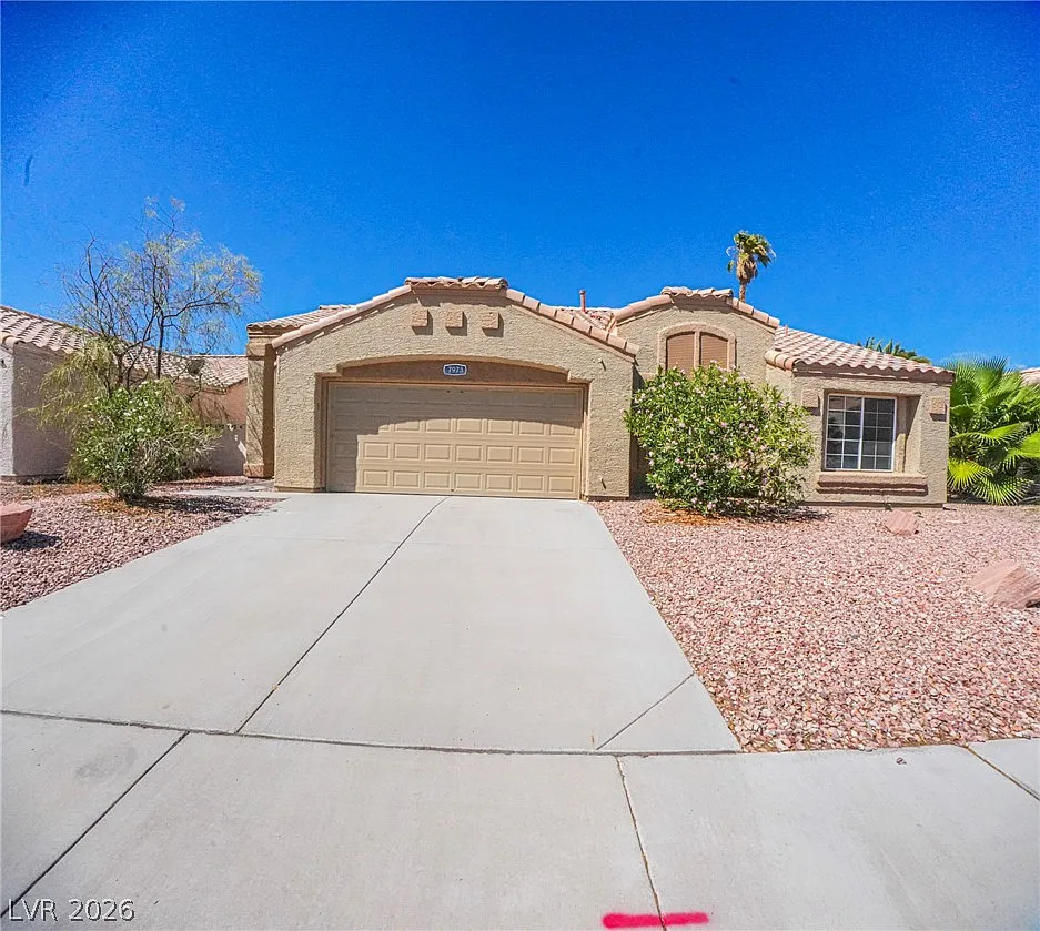 3 bed, 2.0 bath, 1957 sqft, $2,400 — Photo 2