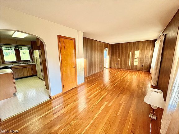 4th image of 8238 Center Rd