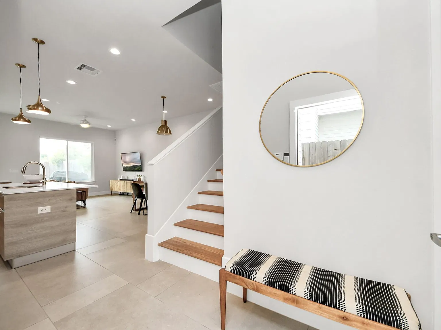 3 bed, 2.5 bath, 1838 sqft, $2,400 — Photo 3
