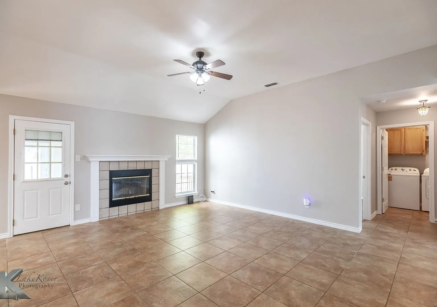 3/2/2 Updated! 6 Month Lease Available! All Appliances Included! — Photo 4