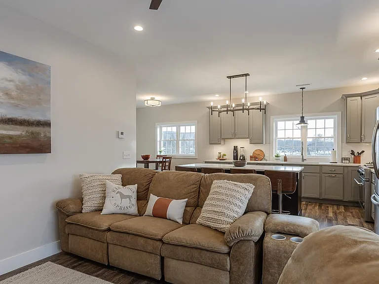 60 Dearborn Cir — Photo 8