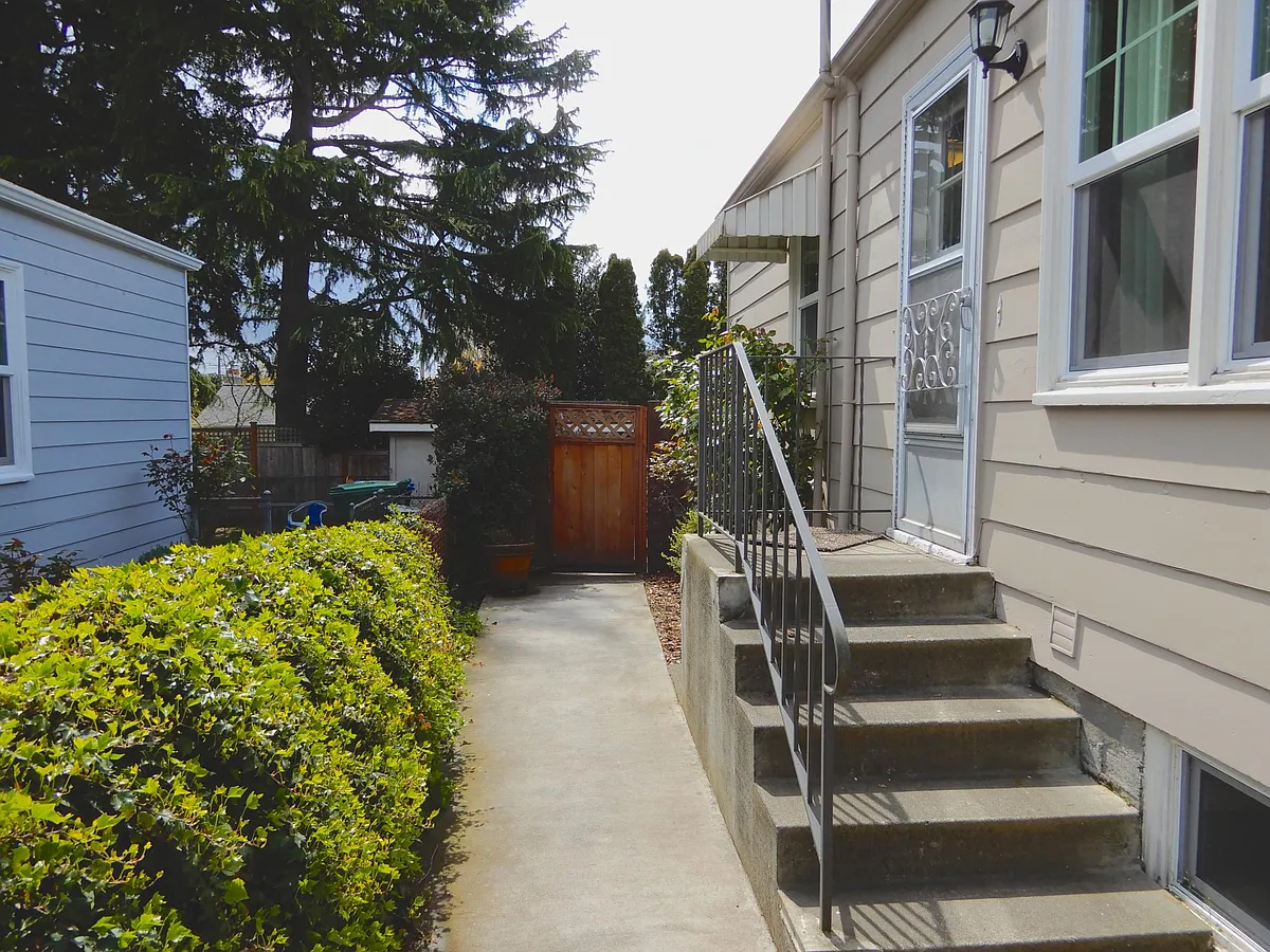 Building Photo - 811 NW 59th St #B