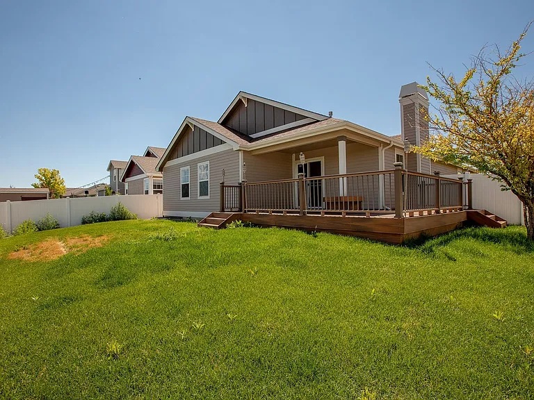 1076 Fairfield Ave — Photo 44