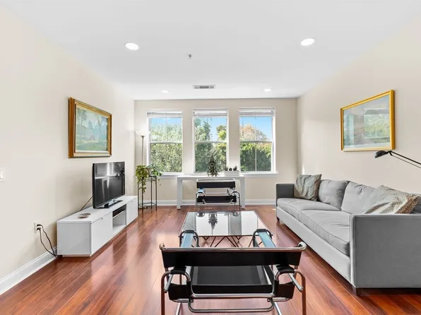 4 Harvest Dr #107, North Andover, MA 01845