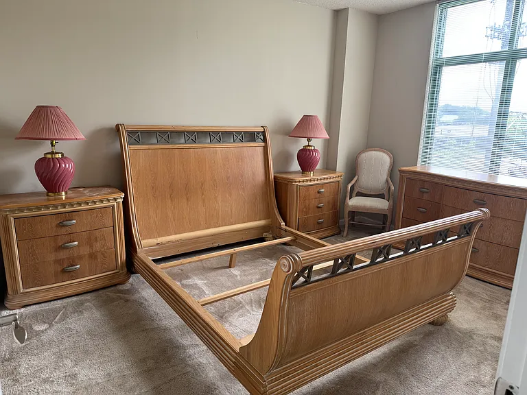 Master queen size bedroom with walk in closet