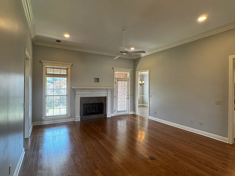 717 Greenbriar Dr — Photo 3
