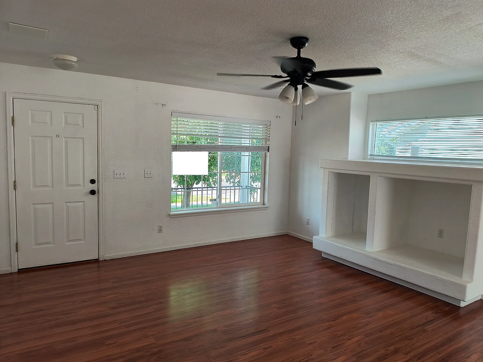 3 bed, 2.5 bath, 1845 sqft, $2,600 — Photo 2
