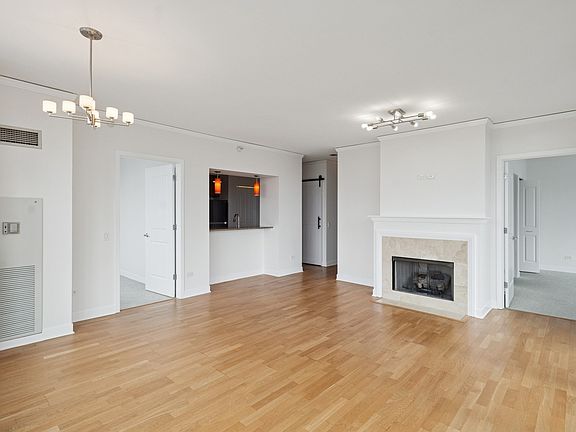 4th image of 200 N Jefferson St APT 1501