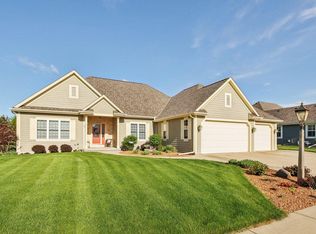 1239 Ridgeside Rd, Oconomowoc, WI 53066