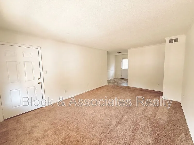 2 bed, 1.0 bath, 900 sqft, $895 — Photo 4