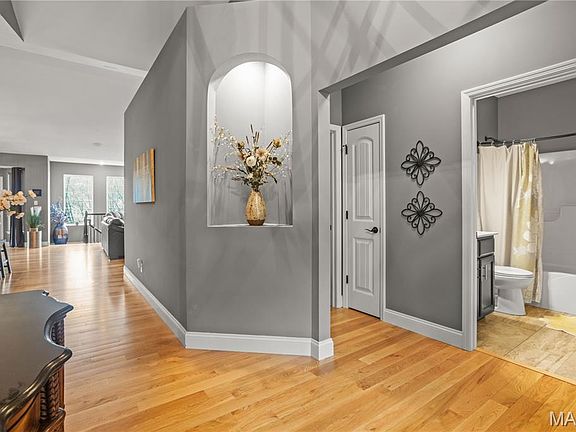 4th image of 527 Amber Way Ct