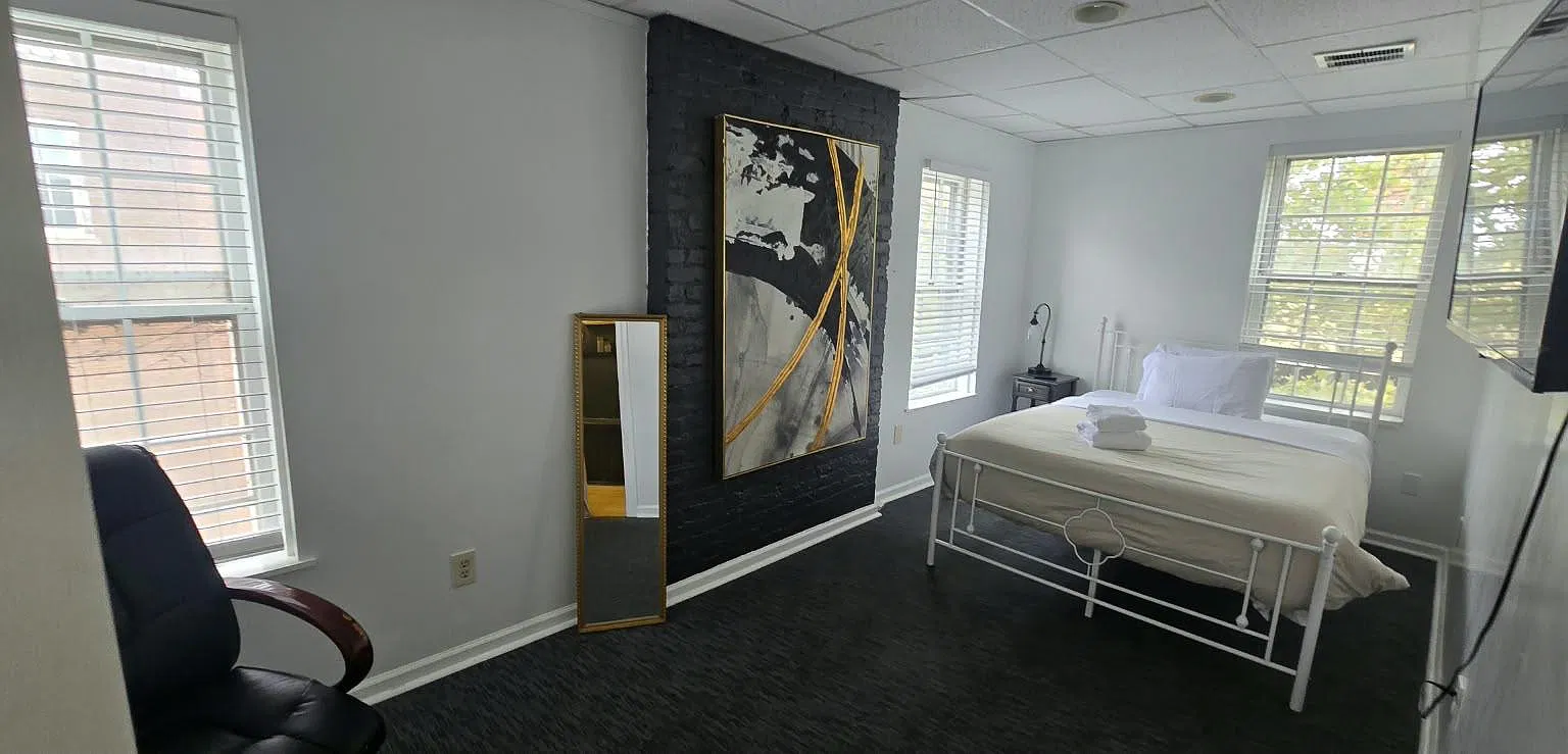 3 bed, 800 sqft, $1,995 — Photo 2