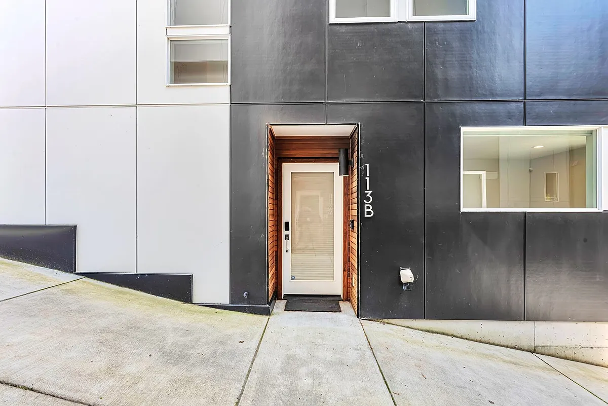Building Photo - 113 27th Ave E #B