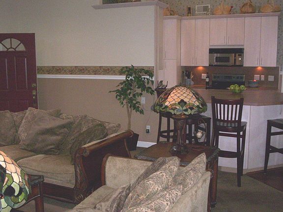LR / Kitchen bar area