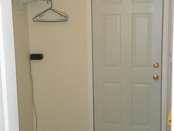 5th image of 932 E Elm St