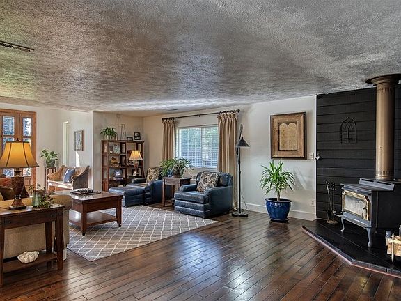 4th image of 2515 E Thurston Ave