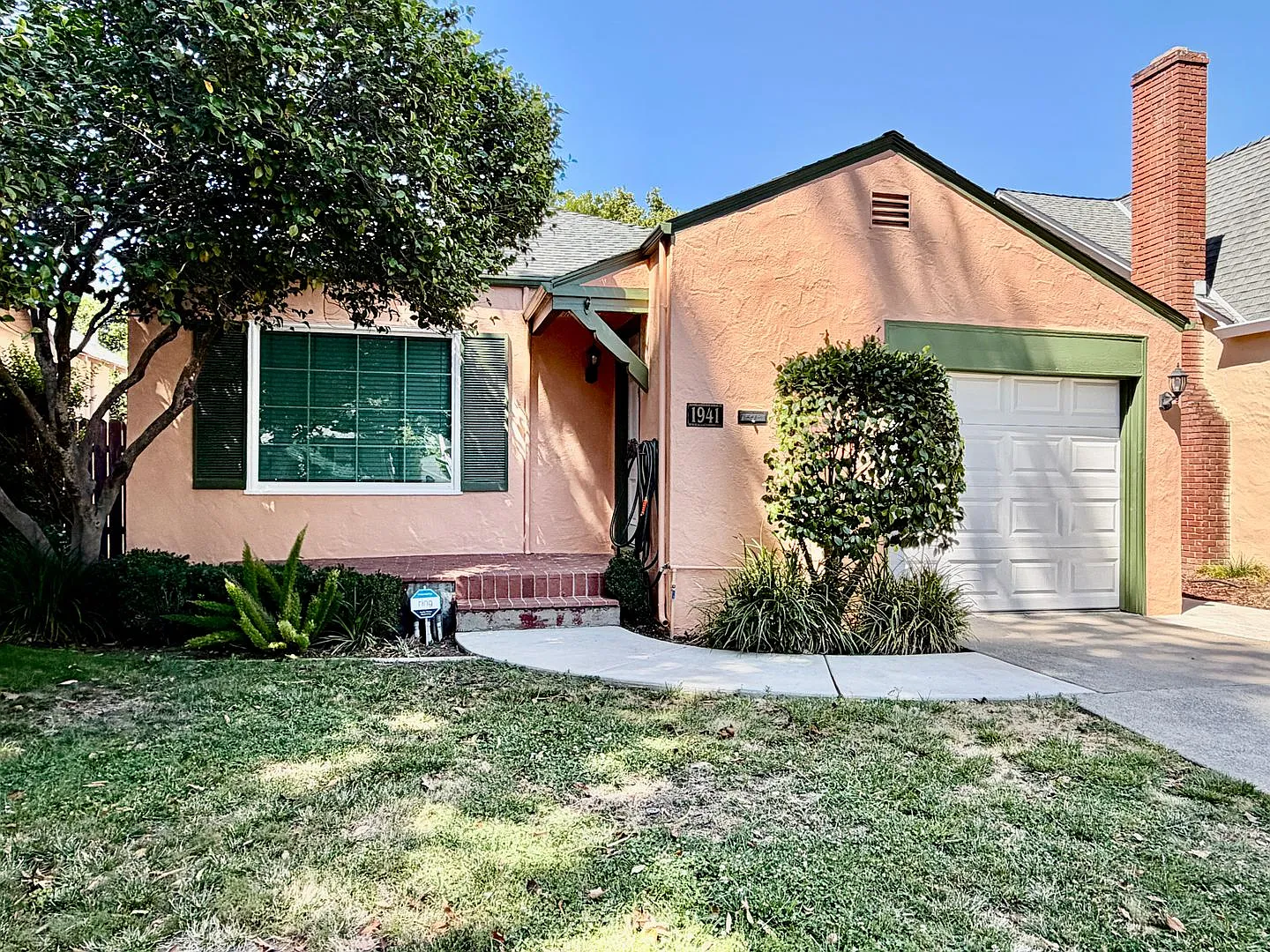 Now Available - Classic Bungalow In Landlpark, 3 Bed, 2 Bath — Photo 1