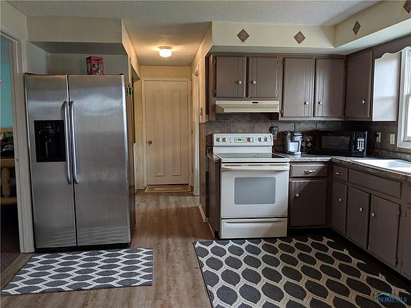 2nd image of 1101 Bavarian Ln