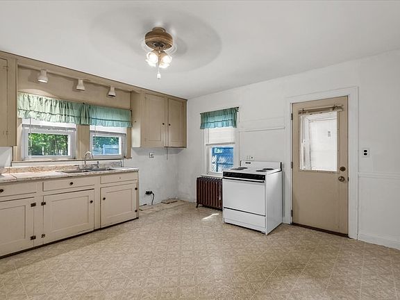 4th image of 351 Pearl St