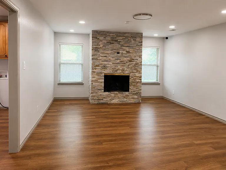 915 Pinehurst Dr — Photo 4