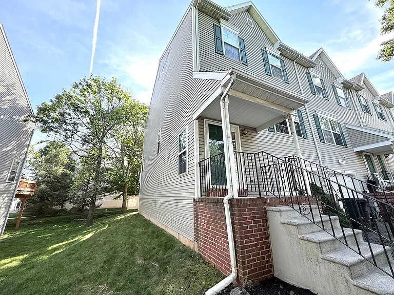610 Brentwood Ct — Photo 3