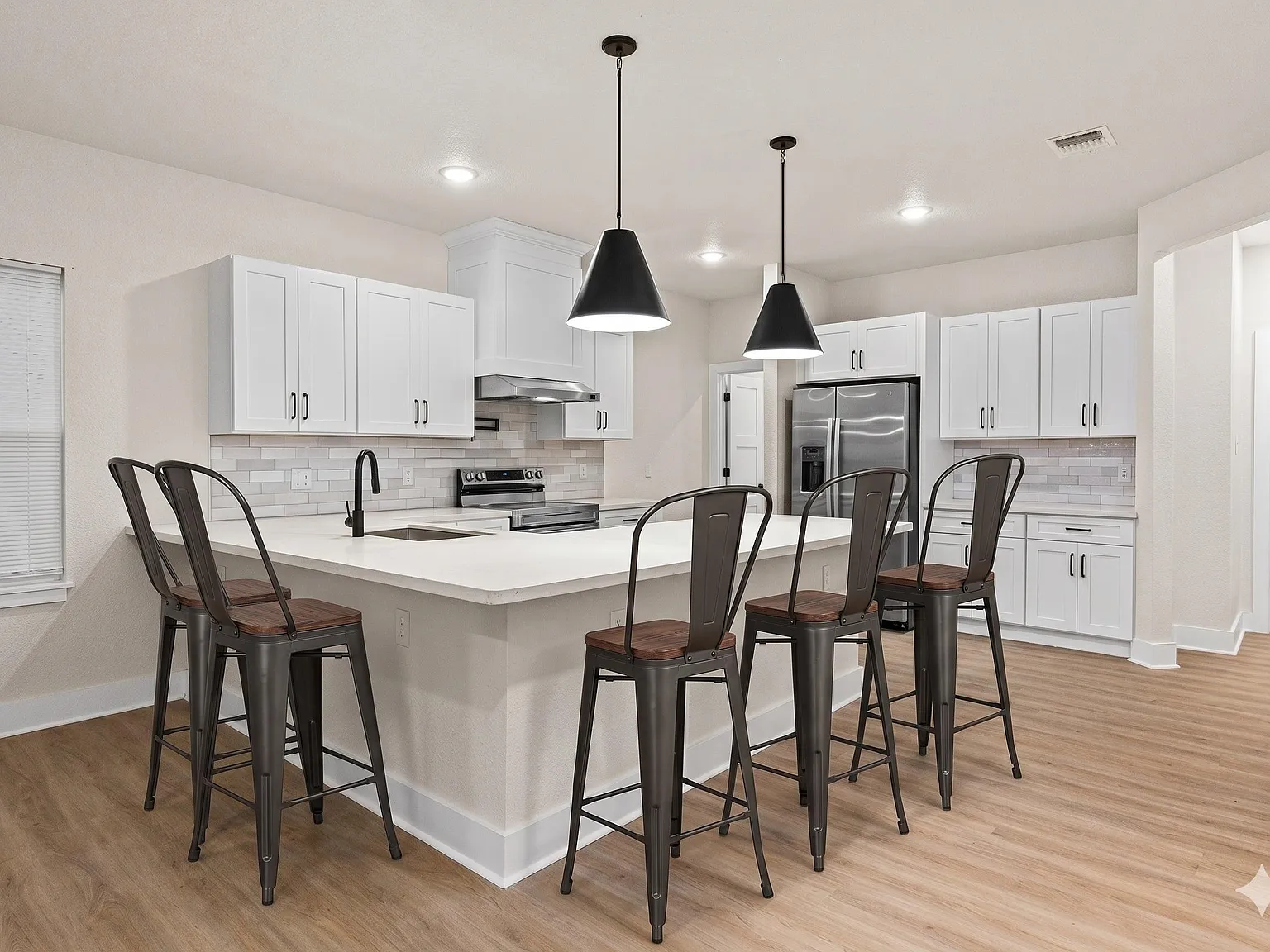 4 bed, 2.0 bath, 1800 sqft, $771 — Photo 2