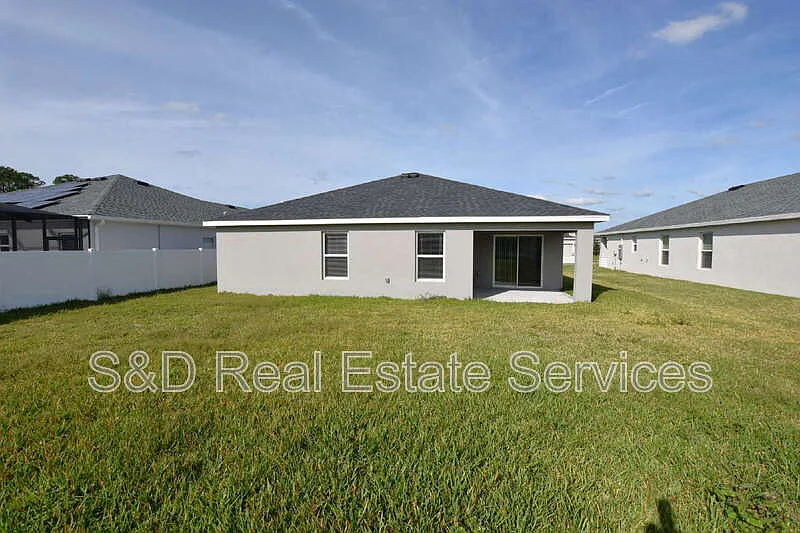 4 bed, 2.0 bath, 1819 sqft, $2,000 — Photo 2
