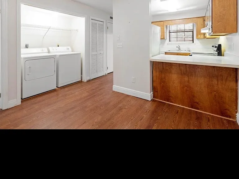 1101 Green Tree Ct #B — Photo 7