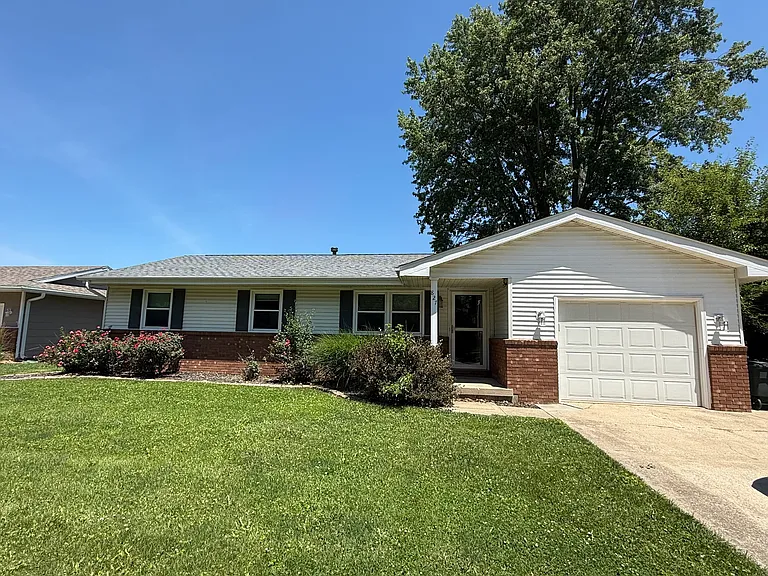 827 Cypress Dr — Photo 1