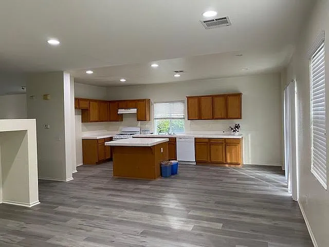 5 bed, 2.5 bath, 2717 sqft, $3,800 — Photo 4