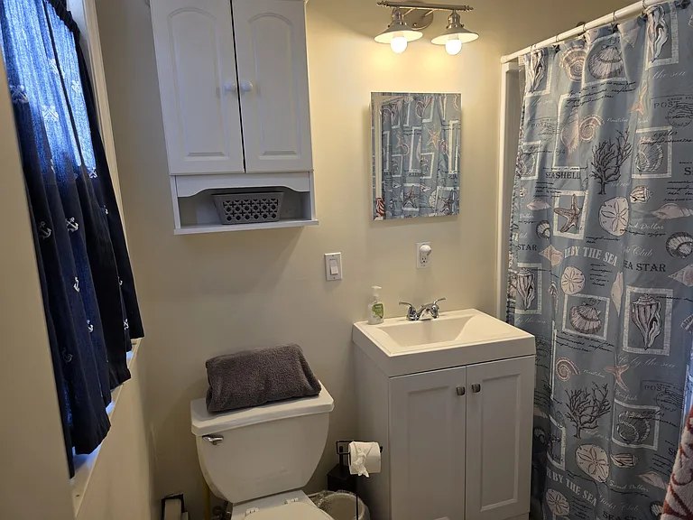 Master bedroom full bath with tub/shower combination.