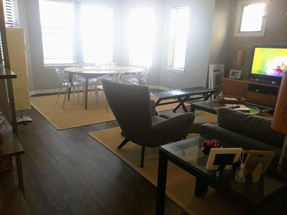 Main living room / dining room w/ bay window