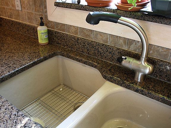 Extra Deep Sink w/ Pullout Sprayer