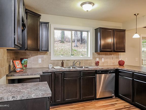 4th image of 4630 Wren Dr SE