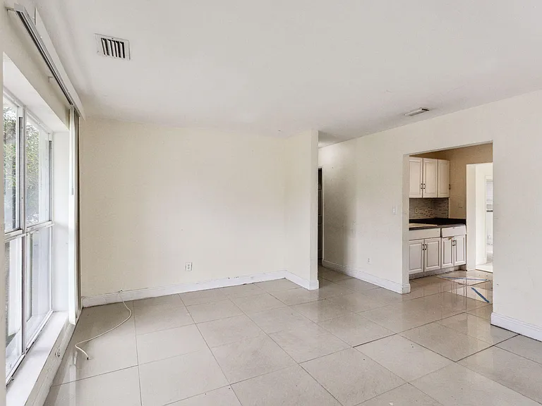 520 NE 45th St — Photo 14