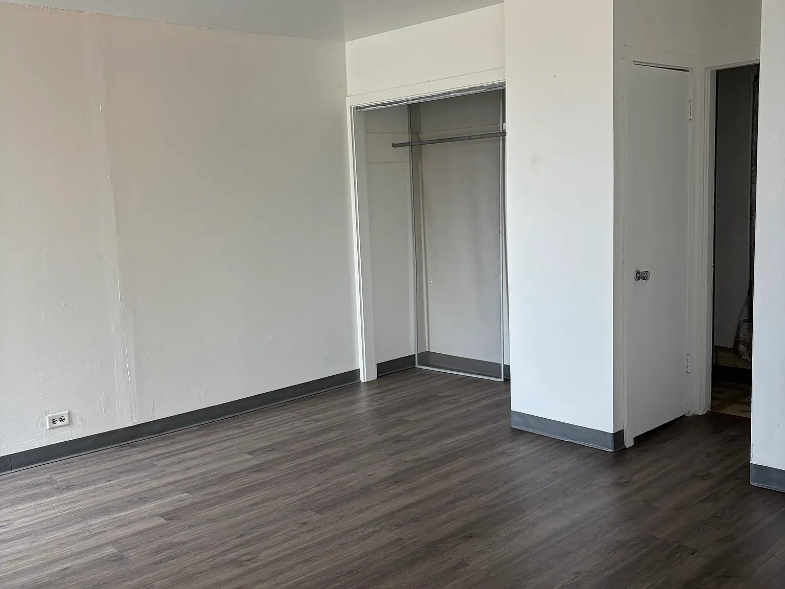 Studio, 300 sqft, $1,275 — Photo 3