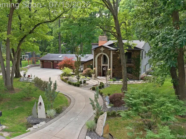 1258 Priscilla Ln, Rochester Hills, MI 48309