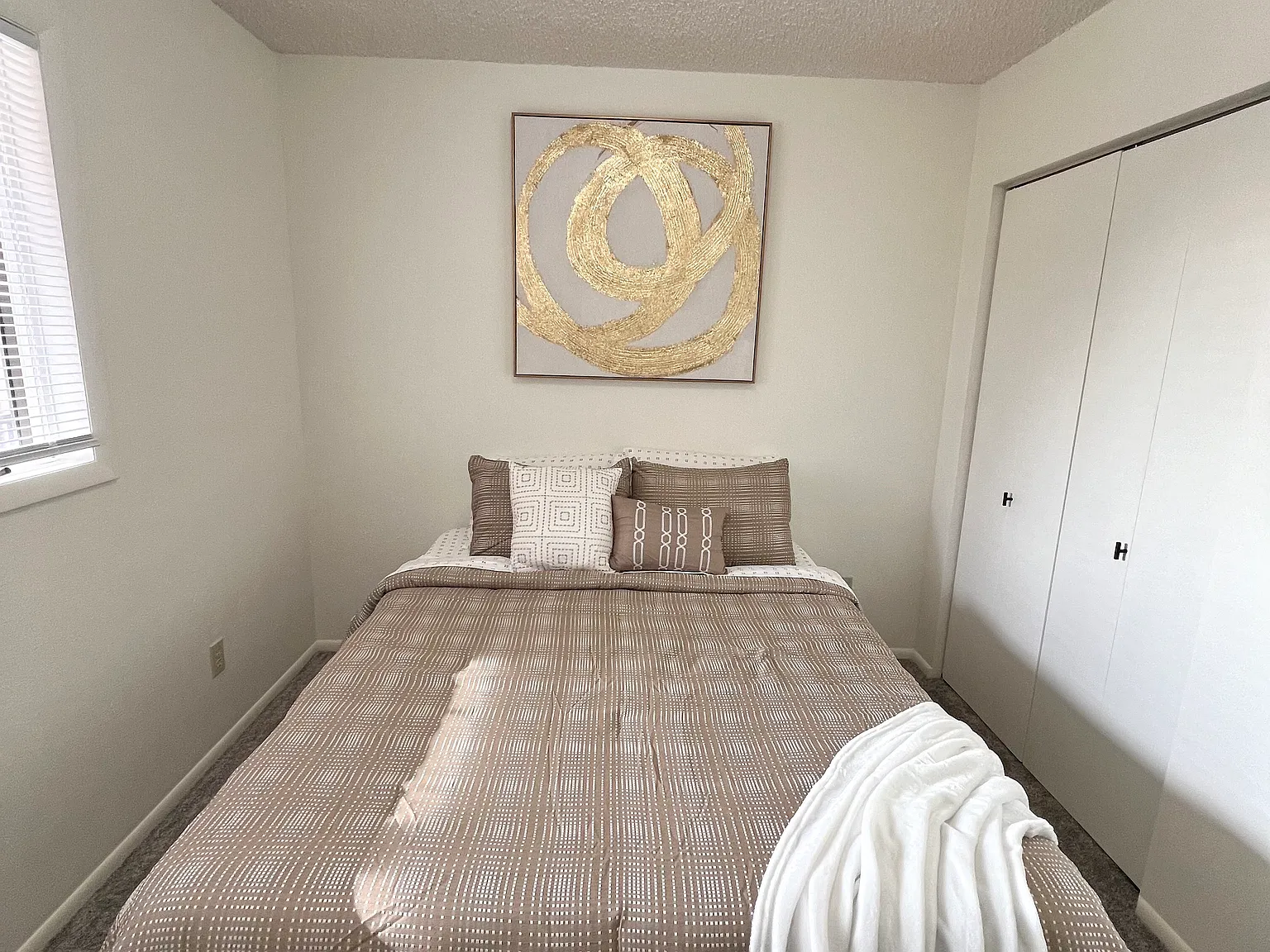 2 bed, 900 sqft, $2,349 — Photo 3