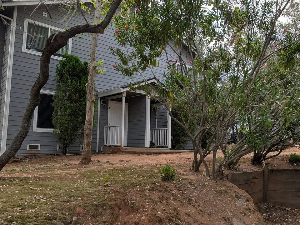 Cameron Park Townhouse apartments at La Crescenta Gardens