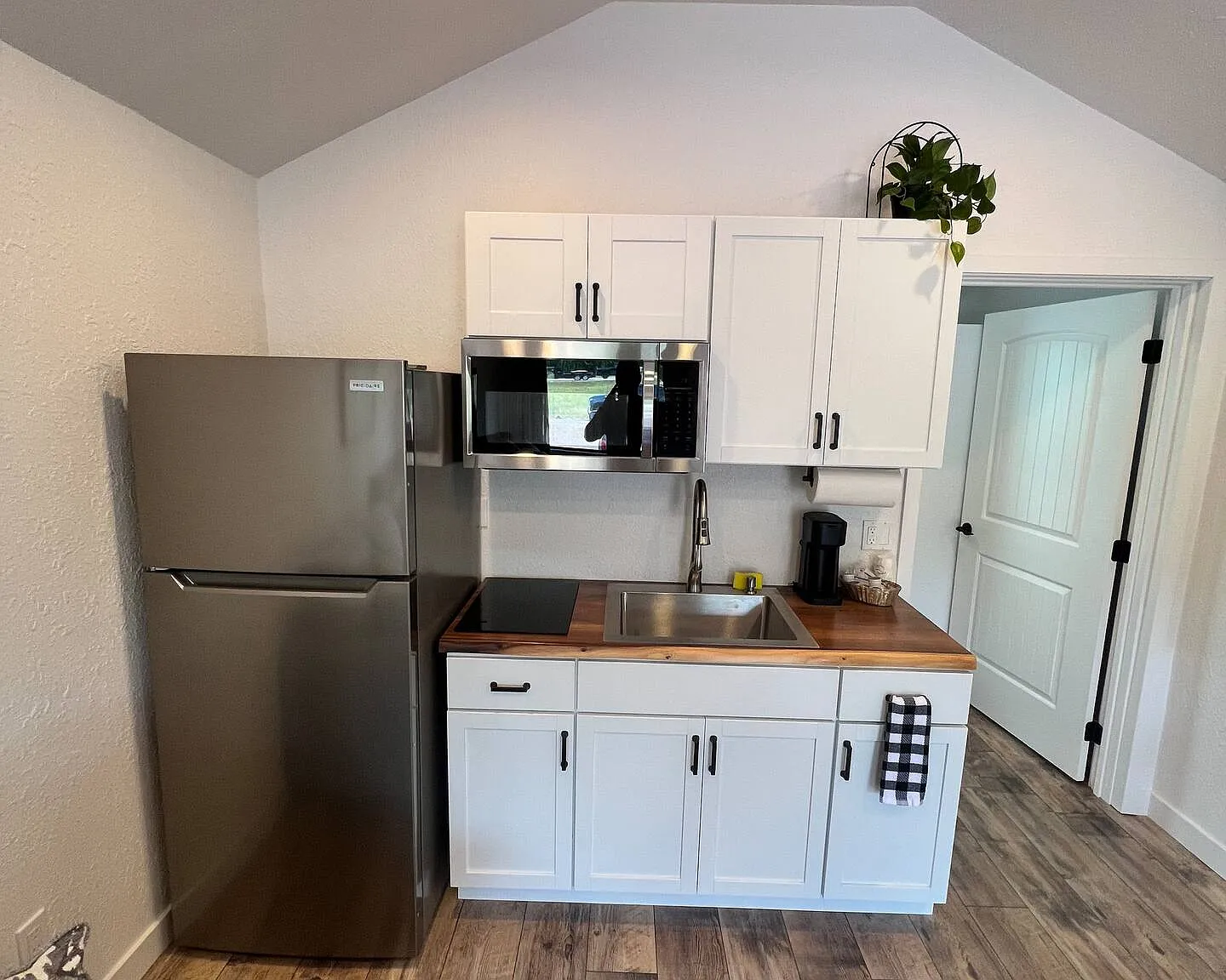 1 bed, 300 sqft, $1,050 — Photo 4
