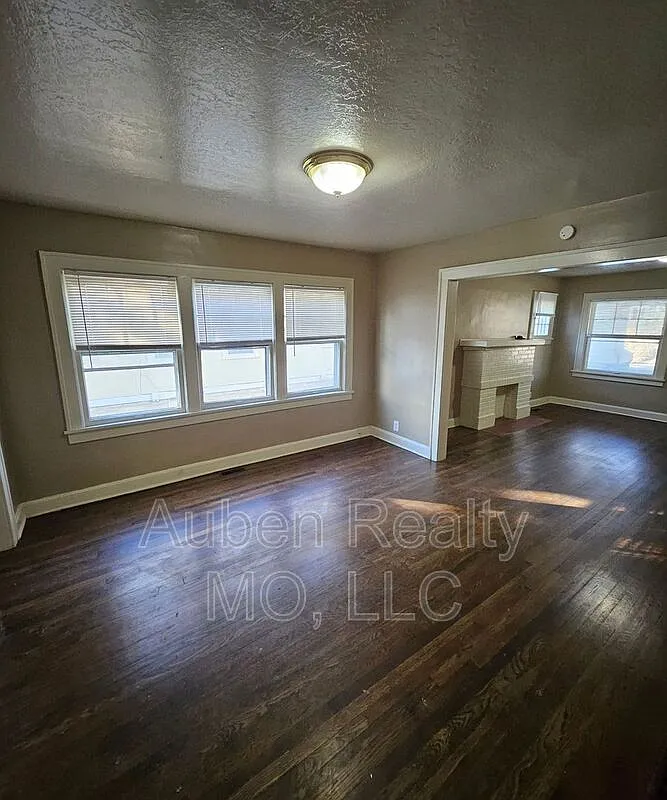 Building Photo - 5407 Harrison St #1F