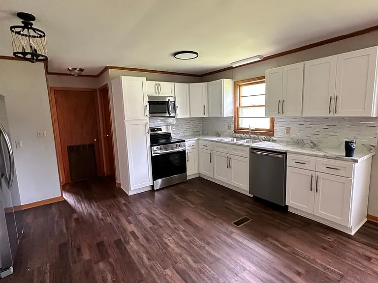 523 Olney St — Photo 4