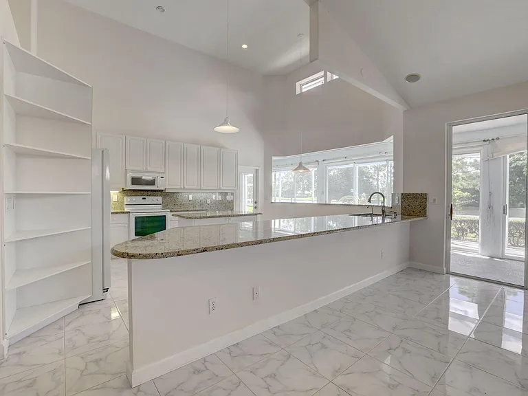 8028 Plantation Lakes Dr — Photo 14