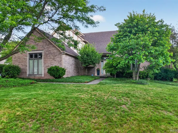 1808 Rolling Woods Dr, Troy, MI 48098