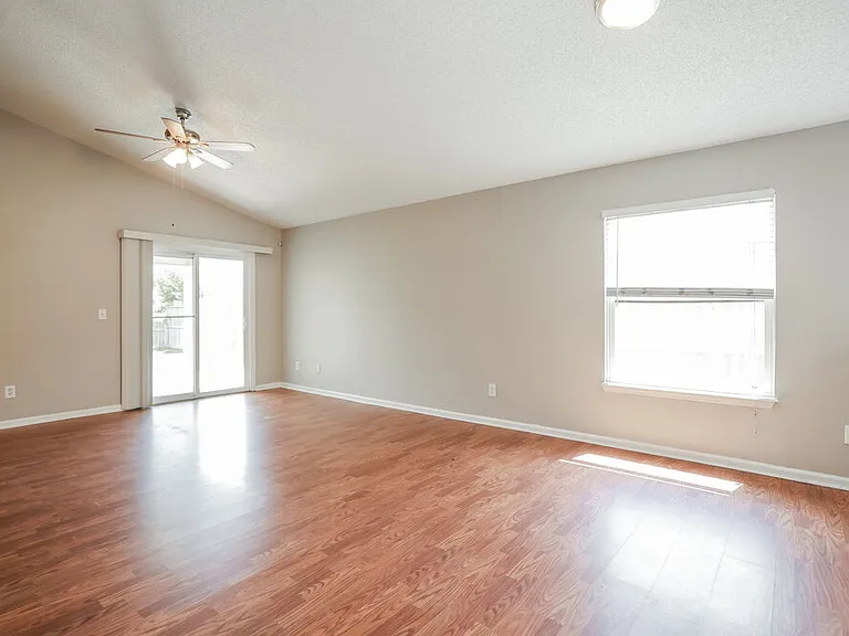 1976 Hunters Trace Cir — Photo 4