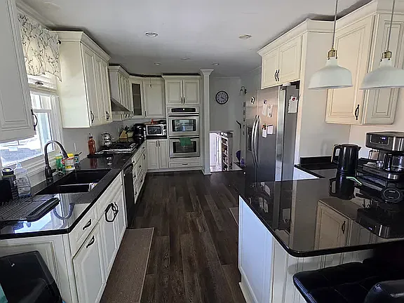 3 bed, 1300 sqft, $3,250 — Photo 4