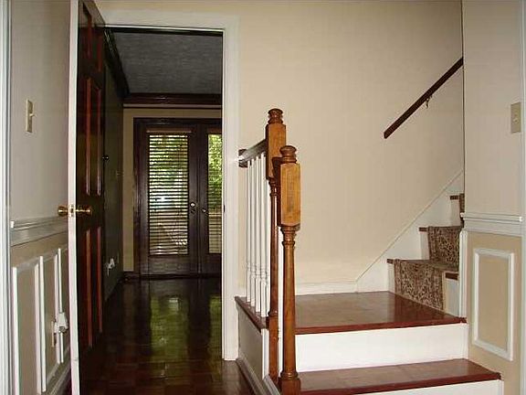 3rd image of 6567 Eastwood Glen Dr
